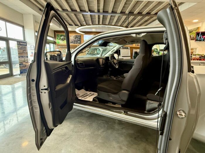(BRAND NEW) Isuzu D-Max Utility Extended Cab Manual - Image 12