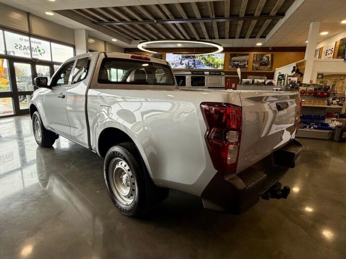 (BRAND NEW) Isuzu D-Max Utility Extended Cab Manual - Image 5