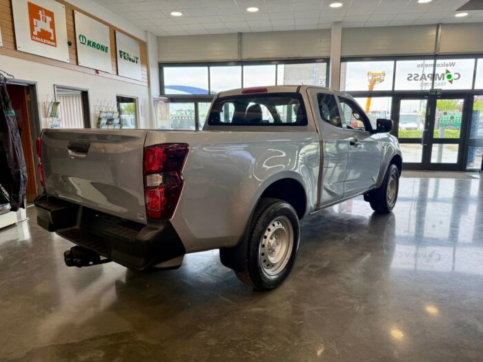 (BRAND NEW) Isuzu D-Max Utility Extended Cab Manual - Image 7