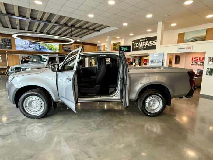 (BRAND NEW) Isuzu D-Max Utility Extended Cab Manual - Image 11